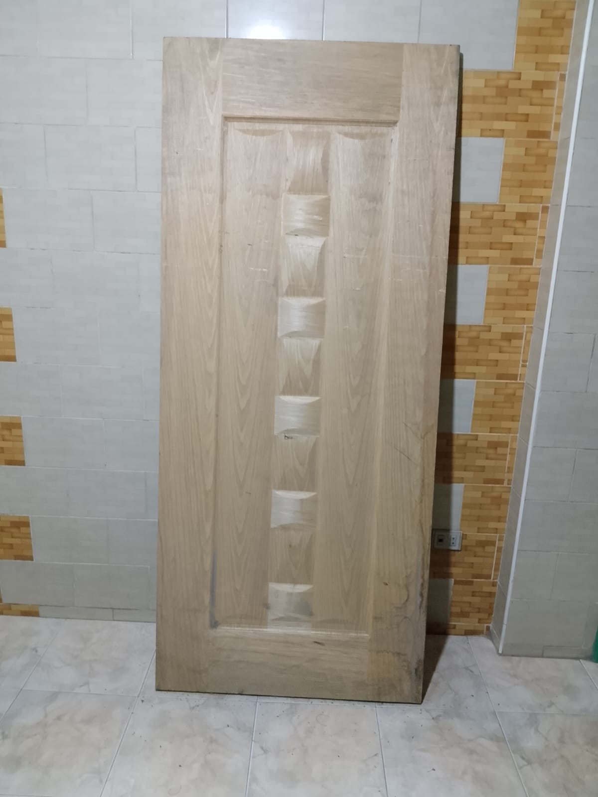 باب خشب وشباكين