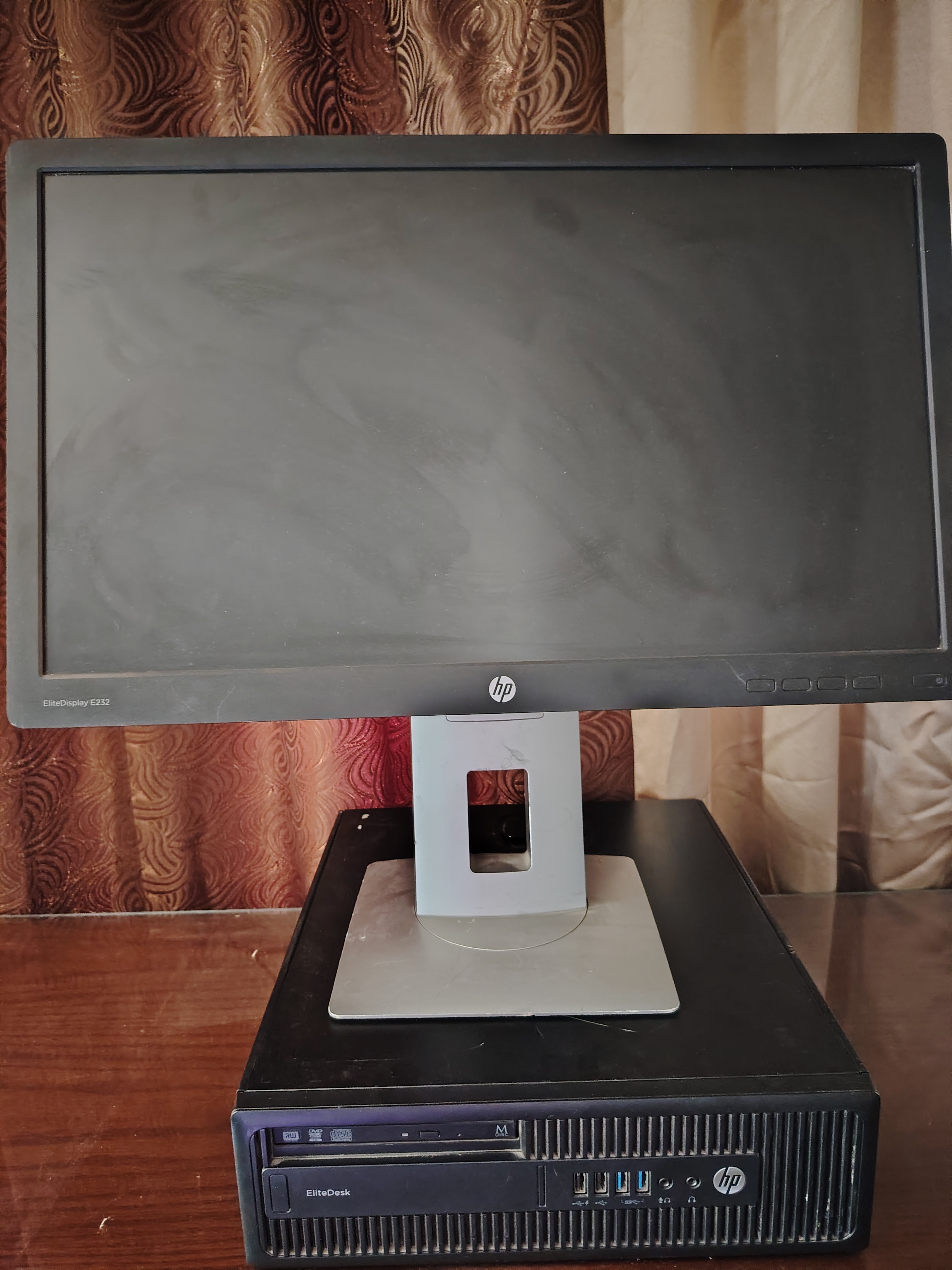 كمبيوتر HP كامل + شاشة 23 بوصة + SSD 25 وجاهزين للتشغيل مباشرة.